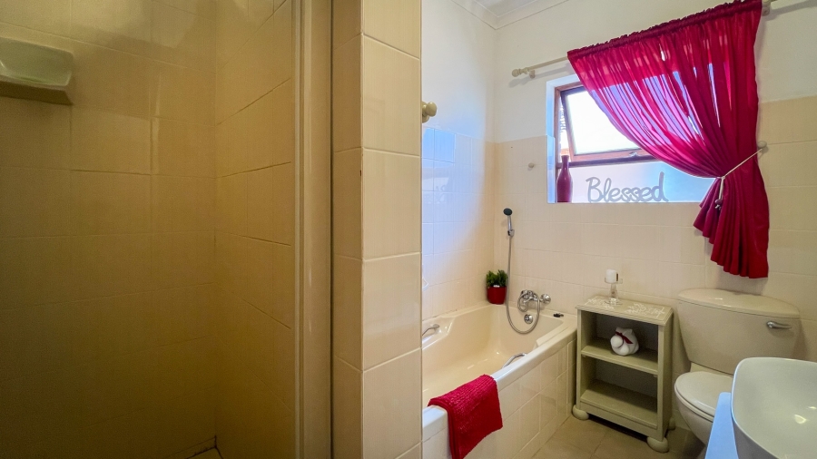 5 Bedroom Property for Sale in Glentana Western Cape